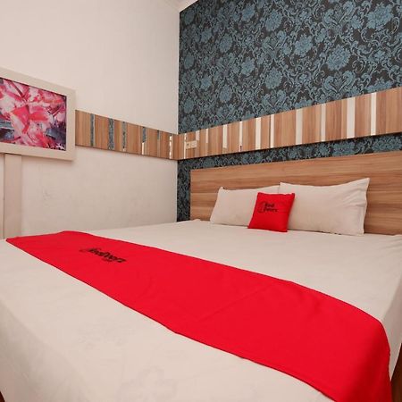 Отель Reddoorz Near Plaza Simpang Lima Семаранг Экстерьер фото