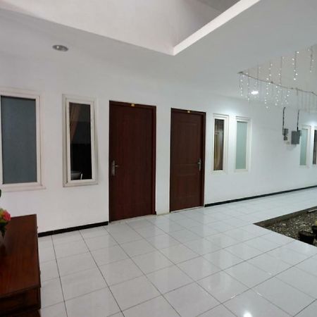 Отель Reddoorz Near Plaza Simpang Lima Семаранг Экстерьер фото