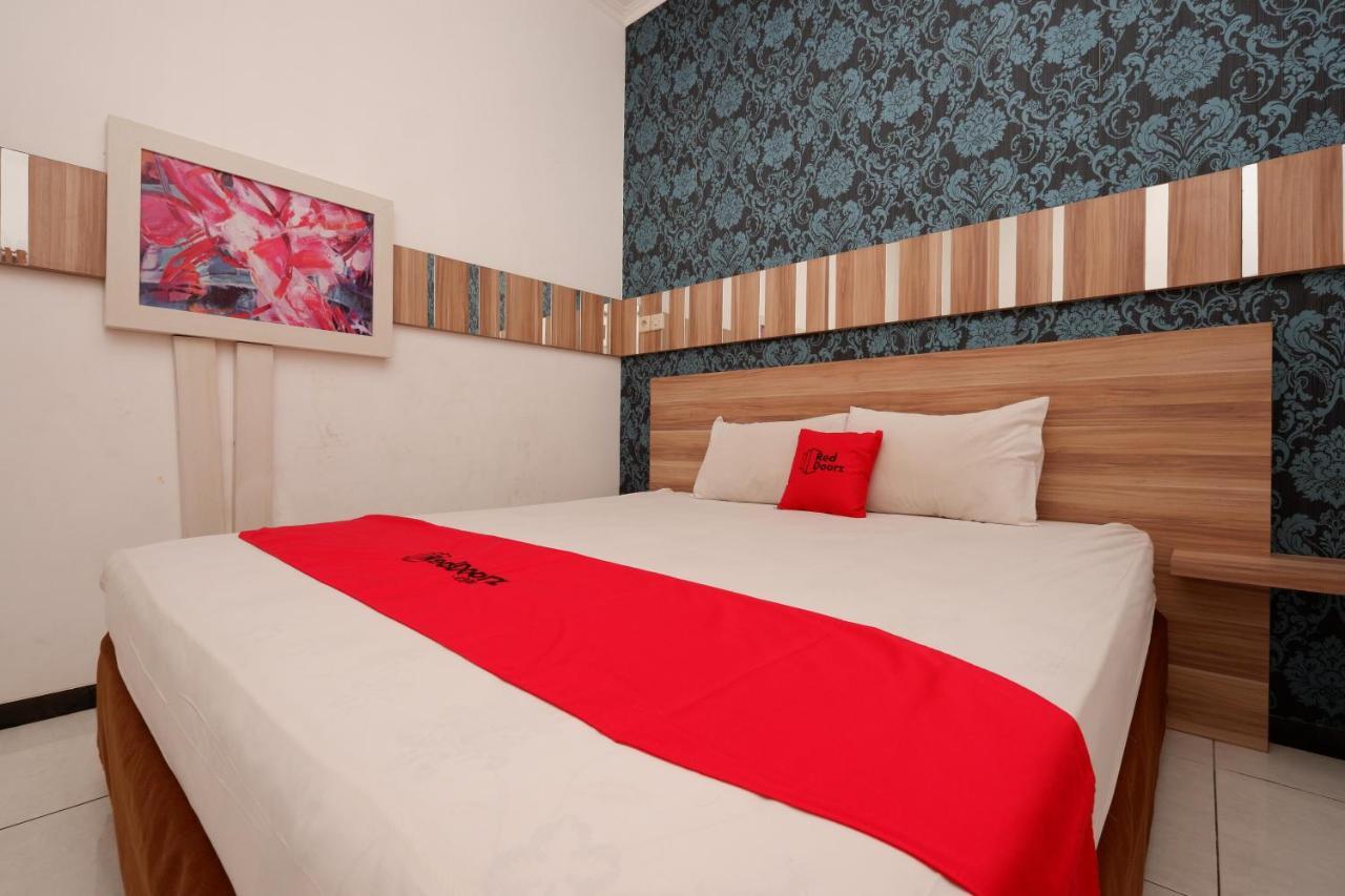 Отель Reddoorz Near Plaza Simpang Lima Семаранг Экстерьер фото