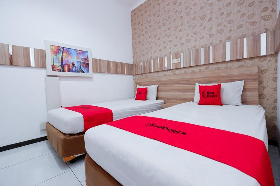 Отель Reddoorz Near Plaza Simpang Lima Семаранг Экстерьер фото
