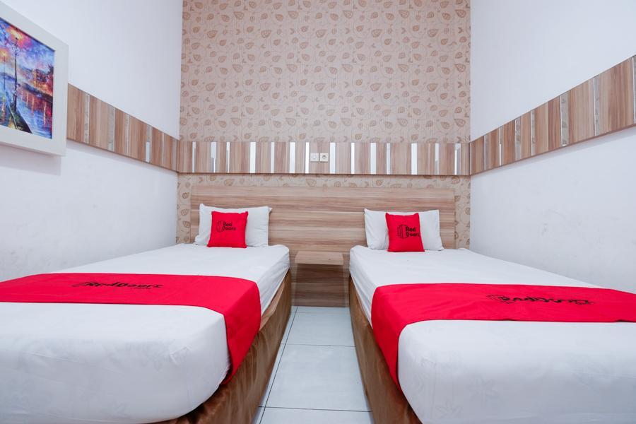 Отель Reddoorz Near Plaza Simpang Lima Семаранг Экстерьер фото