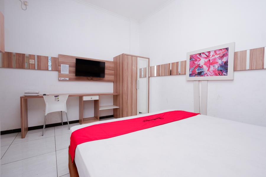 Отель Reddoorz Near Plaza Simpang Lima Семаранг Экстерьер фото