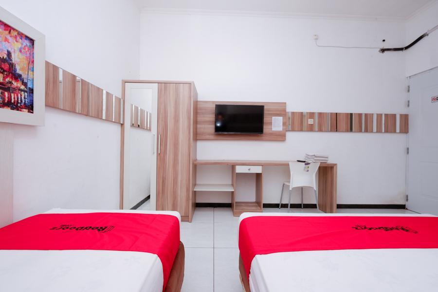 Отель Reddoorz Near Plaza Simpang Lima Семаранг Экстерьер фото