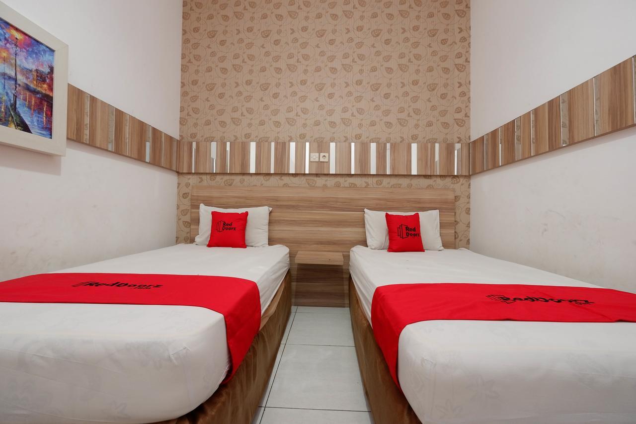 Отель Reddoorz Near Plaza Simpang Lima Семаранг Экстерьер фото