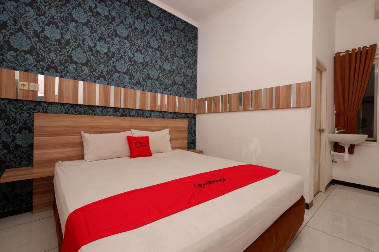 Отель Reddoorz Near Plaza Simpang Lima Семаранг Экстерьер фото