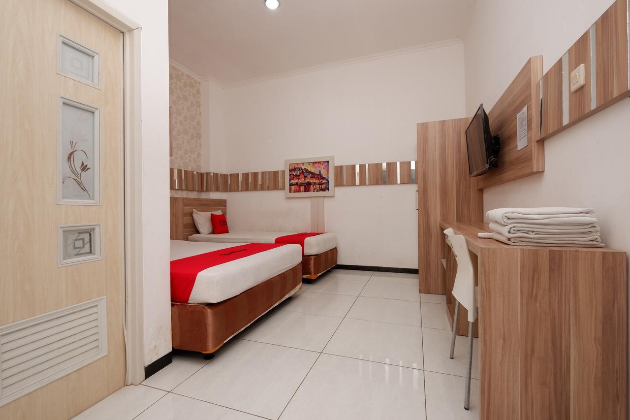 Отель Reddoorz Near Plaza Simpang Lima Семаранг Экстерьер фото