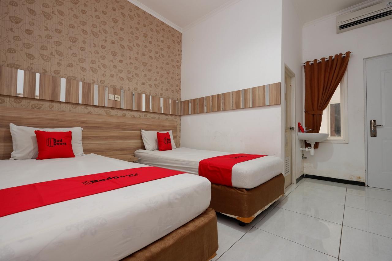 Отель Reddoorz Near Plaza Simpang Lima Семаранг Экстерьер фото