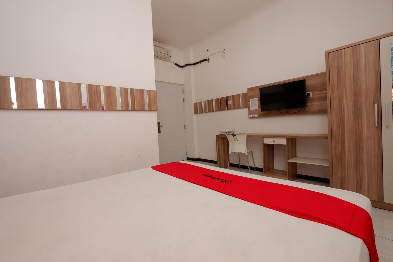 Отель Reddoorz Near Plaza Simpang Lima Семаранг Экстерьер фото