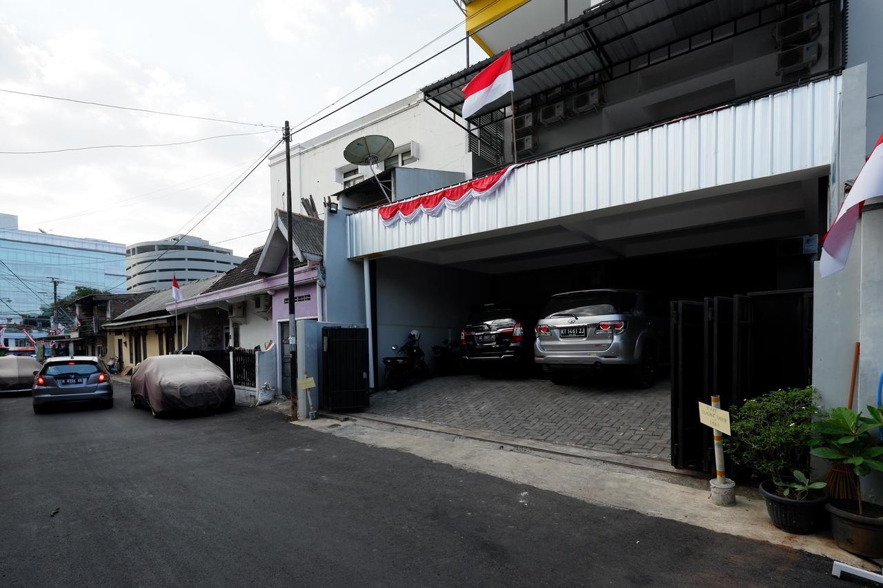 Отель Reddoorz Near Plaza Simpang Lima Семаранг Экстерьер фото