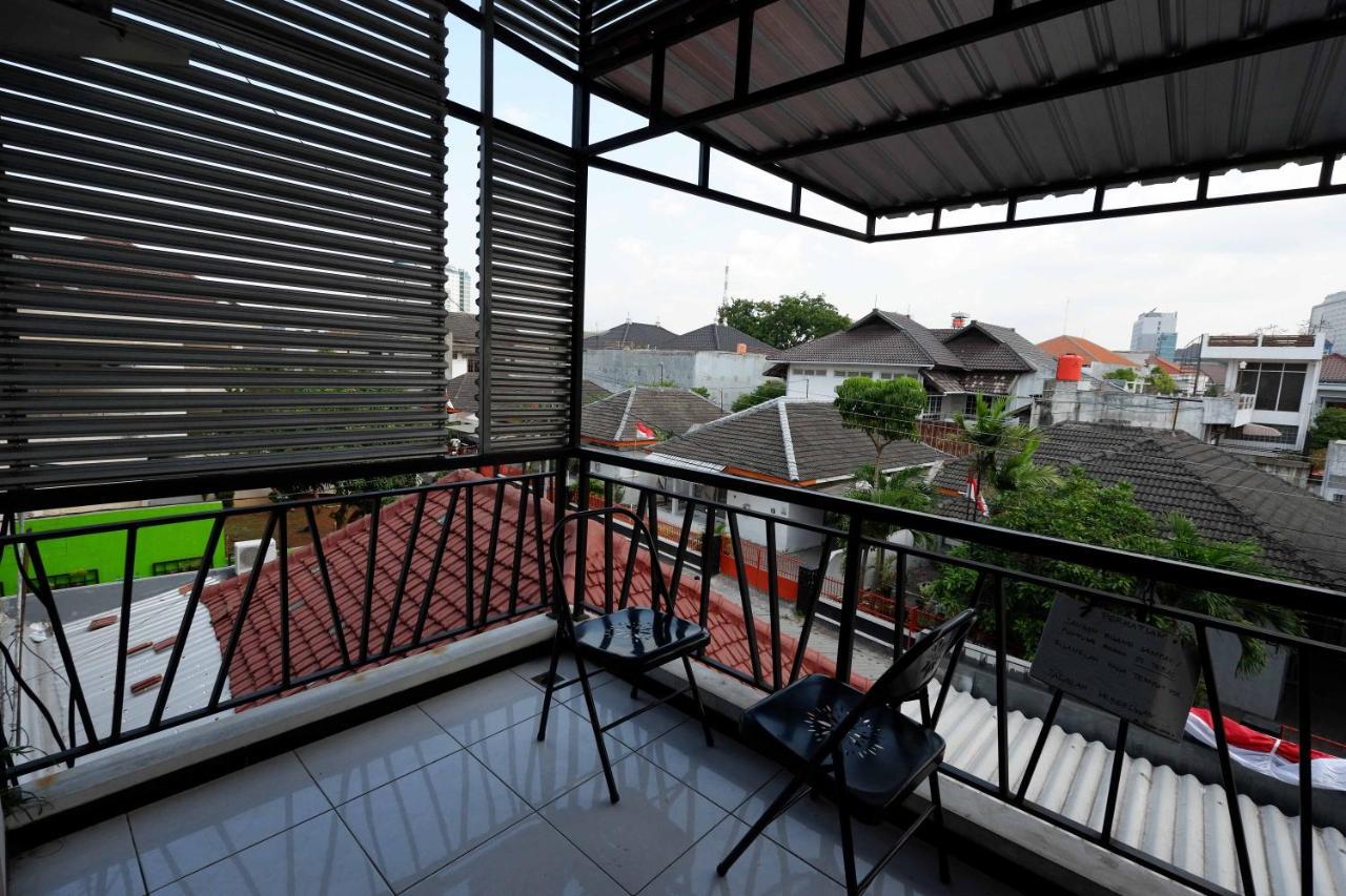 Отель Reddoorz Near Plaza Simpang Lima Семаранг Экстерьер фото