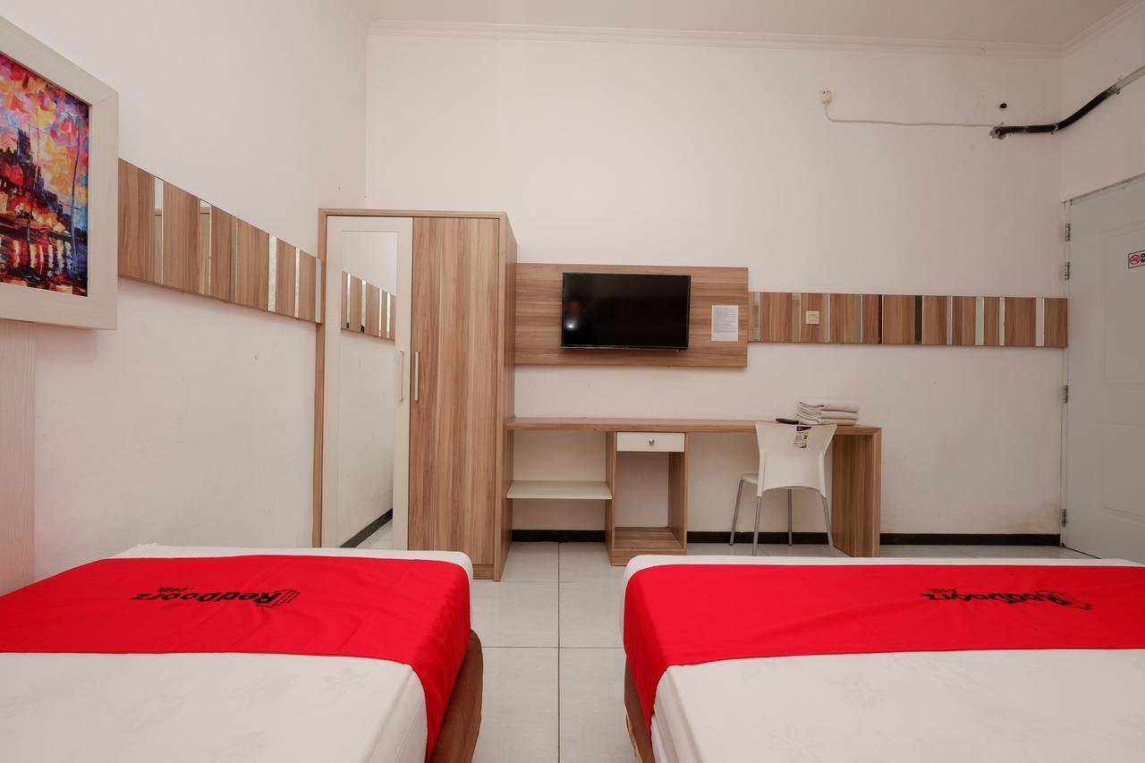 Отель Reddoorz Near Plaza Simpang Lima Семаранг Экстерьер фото
