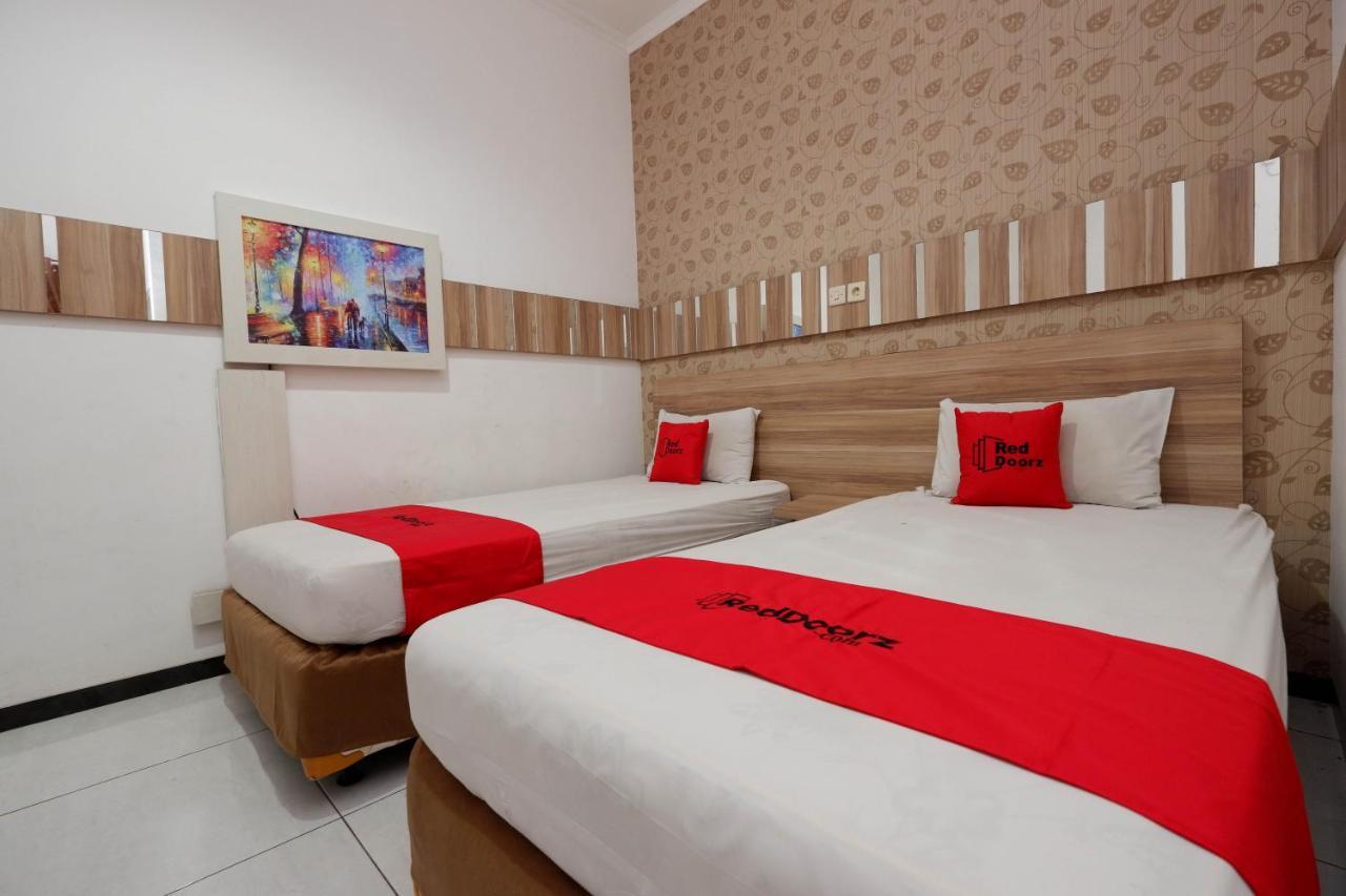 Отель Reddoorz Near Plaza Simpang Lima Семаранг Экстерьер фото