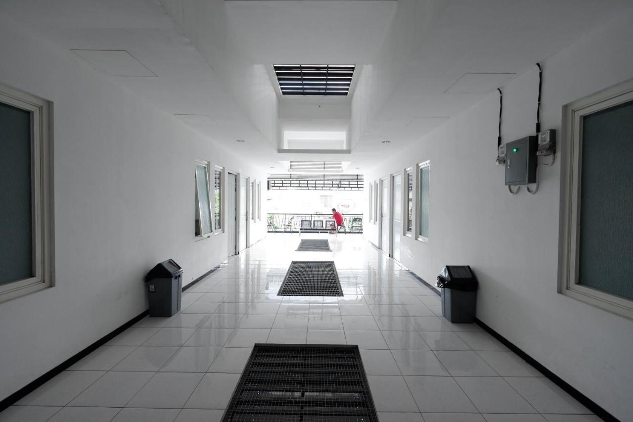 Отель Reddoorz Near Plaza Simpang Lima Семаранг Экстерьер фото