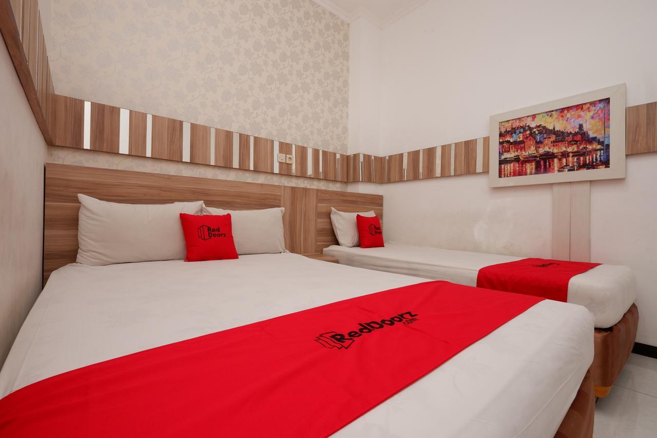 Отель Reddoorz Near Plaza Simpang Lima Семаранг Экстерьер фото