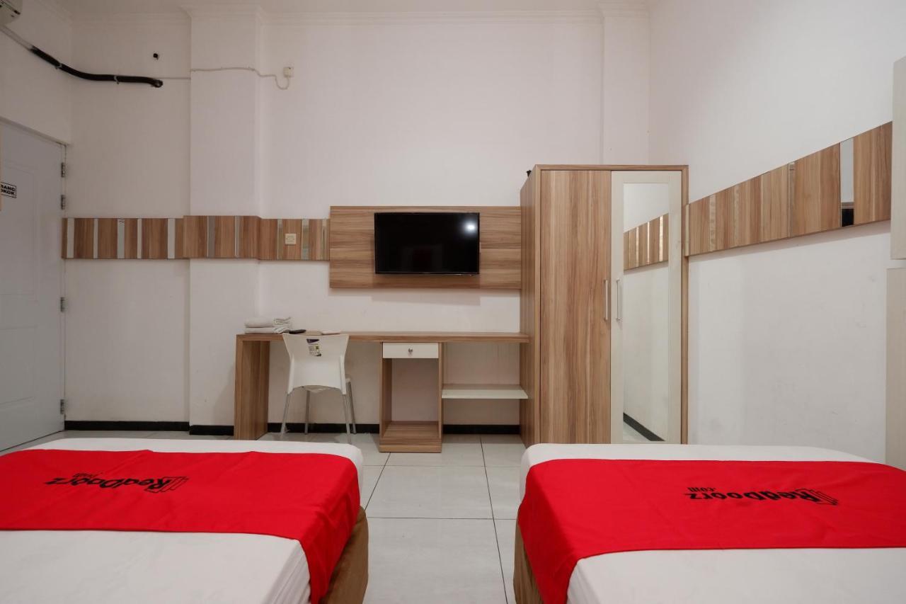 Отель Reddoorz Near Plaza Simpang Lima Семаранг Экстерьер фото