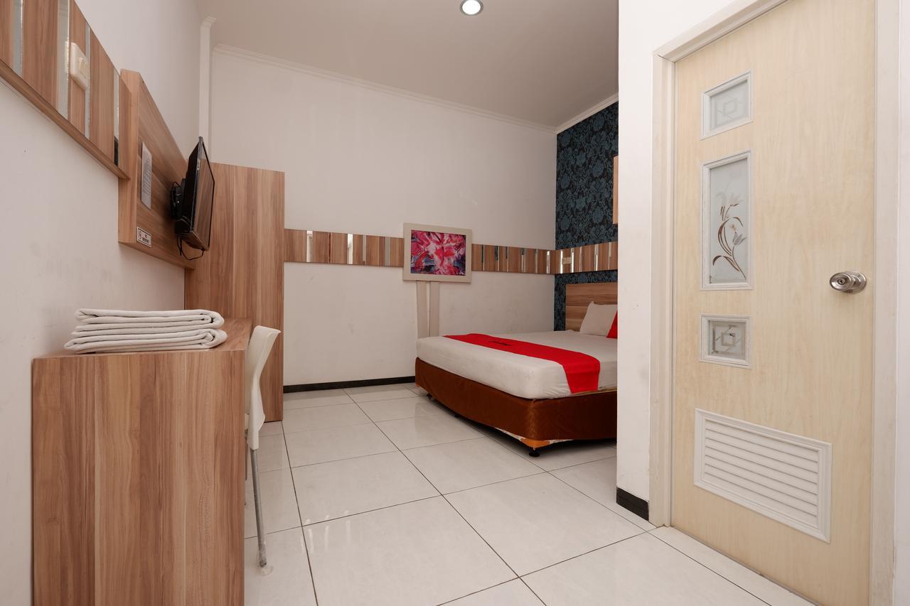 Отель Reddoorz Near Plaza Simpang Lima Семаранг Экстерьер фото