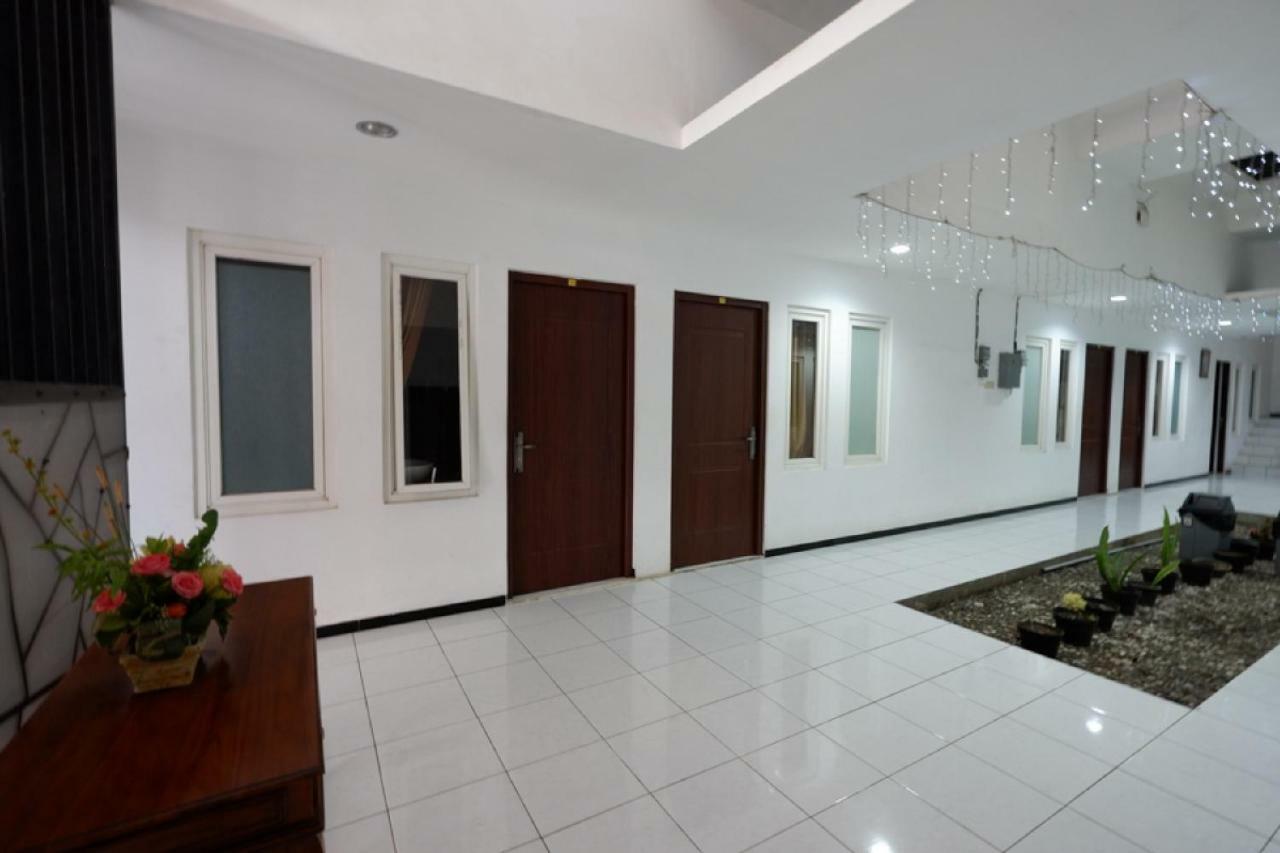 Отель Reddoorz Near Plaza Simpang Lima Семаранг Экстерьер фото